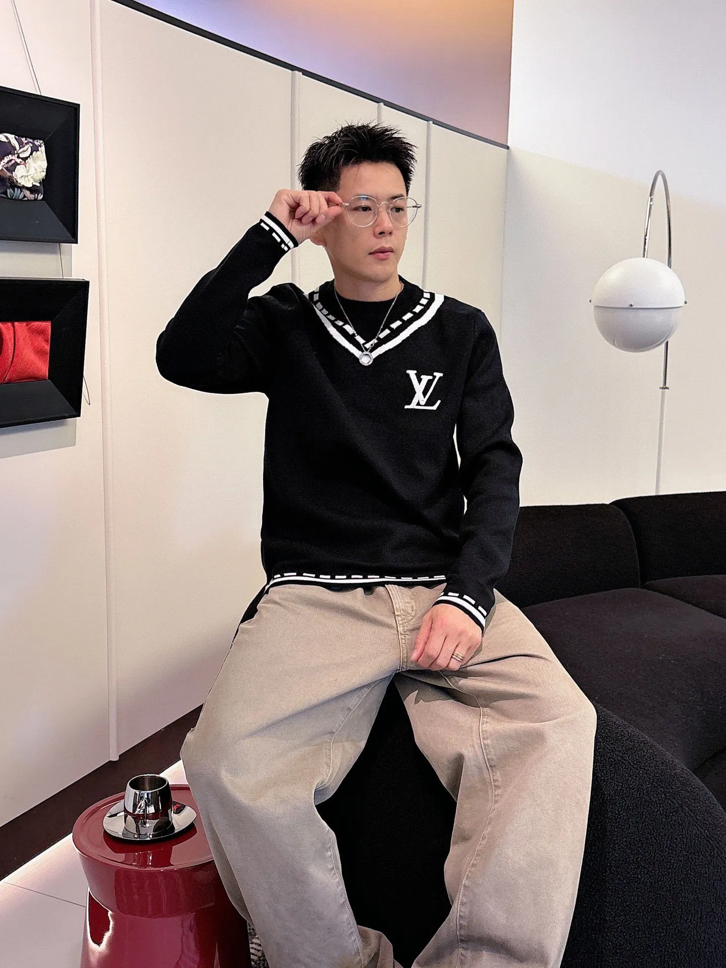 🅿️440 【LV Louis Vuitton】Autumn and winter classic round neck pullover sweater, in full condition! ! ! Wool blended fabric, the latest model in 2025, golden ratio! ! Slim-fitting soft gold, versatile and practical item, the combination and practicality are extremely powerful, simple and elegant, and classy! To create your own style, it is highly recommended to buy it in two colors. The standard slim fit tailoring process is suitable for both young and old men. It is knitted from wool and will not cause any discomfort! While keeping warm, it is stylish, textured and wearable, and the classic logo with contrasting colors on the chest feels in place! ! Recommended for regular customers! ! Size M-3XL (maximum wear: 190 pounds)